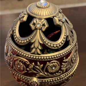 Biltmore Musical Egg Red with Red Rotating Cardinal